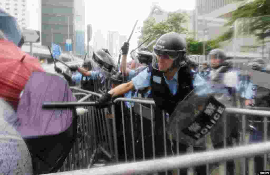 2019年6月12日，香港立法会外抗议者与防暴警察发生冲突。