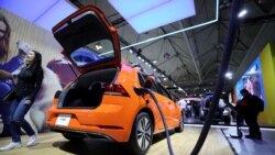 Sebuah mobil listrik buatan Volkswagen dipamerkan dalam event Kanada Internasional Auto Show di Toronto, Kanada, pada 18 Februari 2020. (Foto: Reuters/Chris Helgren)