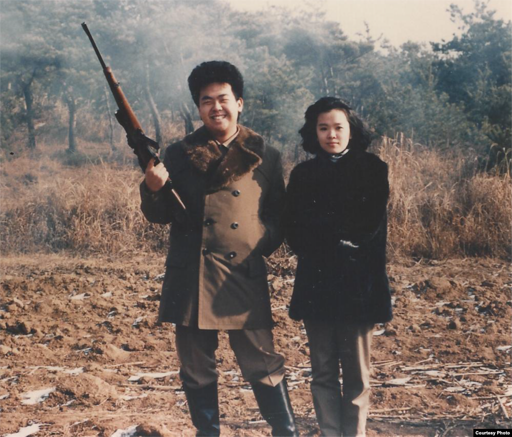 사냥 중인 김정남과 이남옥. 1990년. 제공: Imogen O’Neil/The Golden Cage: Life with Kim Jong Il, A Daughter’s Story.