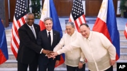 El secretario de Defensa de EEUU, Lloyd Austin, el secretario de Estado, Antony Blinken, el canciller de Filipinas, Enrique Manalo, y el secretario de Defensa filipino, Gilberto Teodoro, posan para la prensa antes de las reuniones bilaterales en Manila, el 30 de julio de 2024.