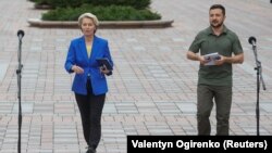 Ursula fon der Lajen i Volodimir Zelenski na konferenciji za medije u Kijevu (Foto: REUTERS/Valentyn Ogirenko)