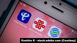 安装在一部iPhone手机上的中国电信、中国联通和中国移动的应用程序。