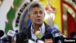 “No es viable la participación en estas elecciones”, aseveró también el veterano diputado opositor del partido Acción Democrática, Henry Ramos Allup.