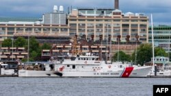 Sebuah kapal Penjaga Pantai AS berlabuh di Pelabuhan Boston, 19 Juni 2023. Sebuah kapal selam yang biasa membawa turis melihat bangkai kapal Titanic di Atlantik Utara telah hilang hilang, memicu operasi pencarian dan penyelamatan, kata Penjaga Pantai AS.