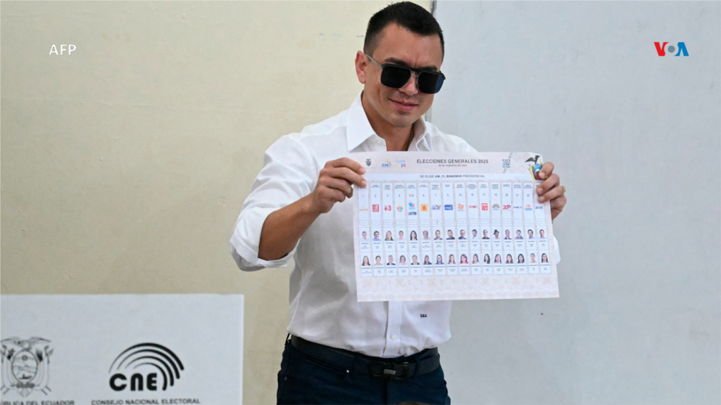 El presidente de Ecuador y candidato presidencial por el partido Acción Democrática Nacional, Daniel Noboa, vota en un colegio electoral en Olon, provincia de Santa Elena, Ecuador.