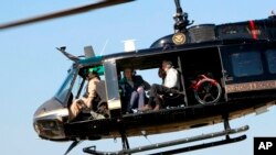 Después de la reunión, Kelly y Abbott sobrevolaron en helicóptero parte de la frontera que separa Estados Unidos y México con el director regional de la Patrulla Fronteriza, Manuel Padilla, quién relató a ambos situaciones que sus agentes enfrentan a diario.