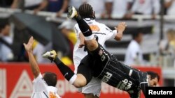 Bruno Cesar (D) des Corinthiens est aux prises avec Leo de Santos au cours d'un match de finale du championnat de Paulista à Santos. 15 mai 2011. 