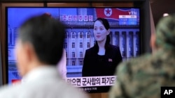 한국 서울역에 설치된 TV에서 김여정 북한 노동당 제1부부장의 대남 발언 관련 소식이 나오고 있다.