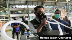 Gubernur Jabar Ridwan Kamil mencoba ventilator portable Vent-I yang dikembangkan Unpad, ITB, dan Rumah Amal Salman. (Foto: Courtesy/Humas Jabar)