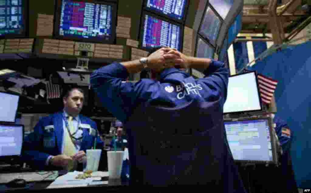 Traders work on the floor of the New York Stock Exchange on Thursday, Aug. 4, 2011 in New York. The Dow plunged nearly 513 points Thursday, its biggest point decline since Oct. 22, 2008. (AP Photo/Jin Lee)