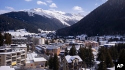 Las montañas sobre el pueblo de Davos, con el Centro de Congresos donde se celera el Foro Económico Mundial cada año, se ven cubiertas de nieve en Davos, Suiza, el domingo 19 de enero de 2024. 