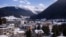 Las montañas sobre el pueblo de Davos, con el Centro de Congresos donde se celera el Foro Económico Mundial cada año, se ven cubiertas de nieve en Davos, Suiza, el domingo 19 de enero de 2024. 