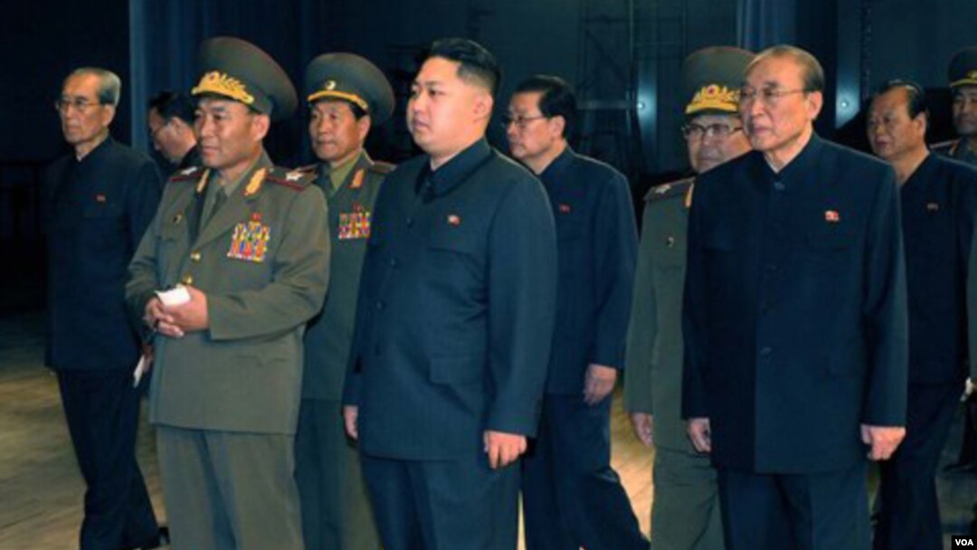 Kim Jong-un (tengah) saat mengunjungi gedung teater baru di Pyongyang hari ini, 9 Oktober 2010.