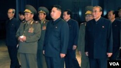 Kim Jong-un (tengah) saat mengunjungi gedung teater baru di Pyongyang hari ini, 9 Oktober 2010.