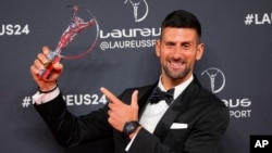 Novak Đoković pozira sa priznanjem za najboljeg sportistu sveta u izboru fondacije Laureus u Madridu, 22. aprila 2024. (Foto: AP/Manu Fernandez)