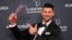 Novak Đoković pozira sa priznanjem za najboljeg sportistu sveta u izboru fondacije Laureus u Madridu, 22. aprila 2024. (Foto: AP/Manu Fernandez)