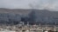 En esta imagen difundida por la agencia noticiosa oficial siria SANA, se observa humo después de un ataque en Siria.
