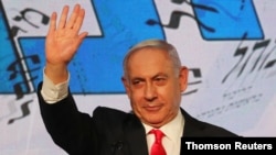 Arhiva - Premijer Izraela Benjamin Netanjahu pozdravlja pristalice tokom izborne noći, u sedištu njegove partije Likud, u Jerusalimu, Izrael.