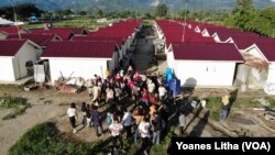 Unit Huntara yang usai dibangun oleh Karinatas Semarang, Jawa Tengah di lokasi pengungsian Camp Terpadu PMI Desa Pombewe, Kecamatan Sigi, Sulawesi Tengah, Selasa, 18 Juni 2019. (Foto: Yoanes Litha/VOA)