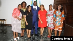 Le président Félix Tshisekedi entouré de militantes des droits des femmes à la Cité de l'OUA, à Kinshasa, RDC, le 8 mars 2019. (Twitter/RDC)