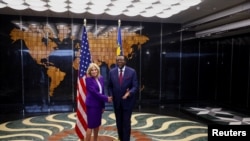  Jill Biden asalimiana na rais wa Namibia Hage Geingob alipowasili nchini humo Jumatano Februari 22, 2023 kuanza ziara ya siku tano barani Afrika.