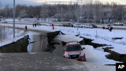 Beberapa bangunan jalan di Alaska ambruk akibat gempa di kota Anchorage, Alaska, Jumat (30/11). 