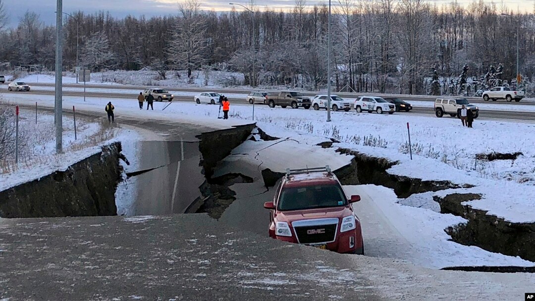Terremoto en Alaska dejó grietas en las carreteras y edificios en la ciudad de Anchorage.