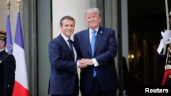 El presidente francés Emmanuel Macron saluda al presidente Donald Trump en el palacio del Elíseo y posteriormente ofrecerán una conferencia de prensa conjunta.