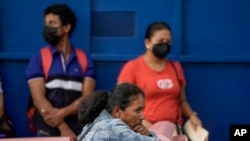 Foto de archivo. Nicaragüenses en Costa Rica esperan su turno afuera de un centro de servicios a refugiados, en San José, el 29 de agosto de 2022. (AP Photo/Moises Castillo)