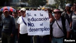 Maestros protestan contra el desempleo en Ciudad de Guatemala.