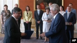 Presiden Republik Ceko, Milos Zeman (kanan) melantik Jan Fischer (kiri) sebagai Menteri Keuangan, di Istana Kepresidenan, Praha, Ceko (10/7).
