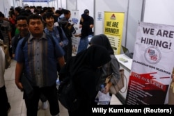 Para pencari kerja menghadiri bursa kerja di Jakarta, 8 Oktober 2024. (Foto: REUTERS/Willy Kurniawan)