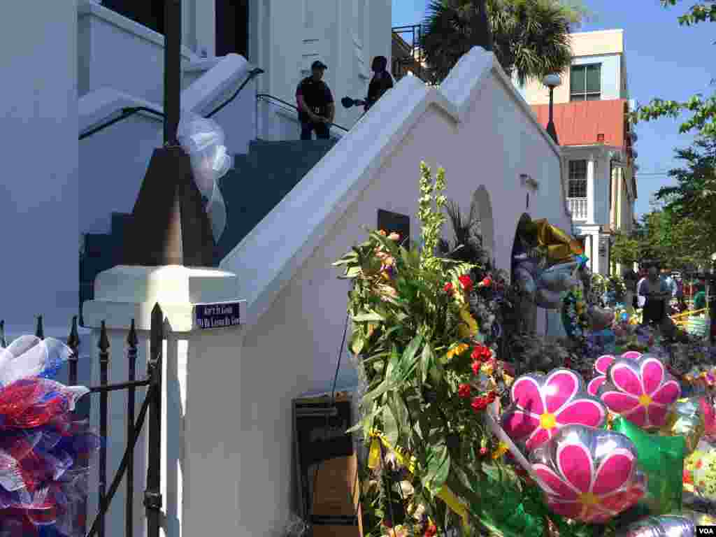 Police officers are seen at the entrance of Emanuel AME church in Charleston, South Carolina, June 21, 2015. (Amanda Scott/VOA)