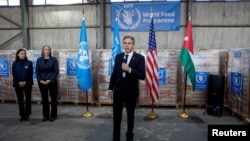وزیر امور خارجه آمریکا در امان از یک انبار «برنامه جهانی غذا» بازدید کرد که محل نگهداری غذاهای کنسروشده برای ارسال نهایی به نوار غزه است.