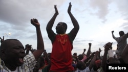 Les manifestants scandent des slogans contre la garde présidentielle à Ouagadougou, au Burkina Faso, 16 Septembre, 2015. 