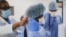 Medicinsko osoblje stavlja zaštitnu opremu u bolnici u Njujorku