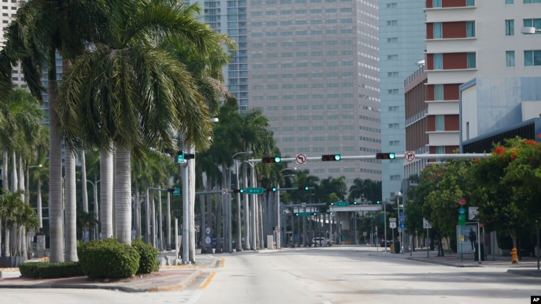 Jalanan yang biasanya dipenuhi kendaraan terlihat kosong di pusat kota Miami, Florida yang tampak lengang, 8 September 2017. Pejabat berwenang negara bagian tersebut sudah menghimbau 5,6 juta penduduk atau lebih dari seperempat populasi untuk mengungsi. 