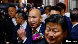 Han Kuo-yu, recién elegido presidente del parlamento por el partido de oposición más grande de Taiwán, el Kuomintang, saluda a los medios en Taipei, Taiwán, el 1 de febrero de 2024.