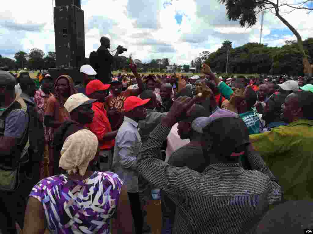 Abanye akade besembuthanweni lo eHarare.