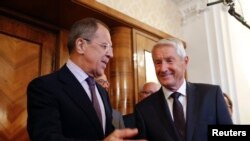 Menteri Luar Negeri Rusia Sergei Lavrov (kiri) bersama Sekjen OSCE Thorbjorn Jagland di Moskow (4/9). 