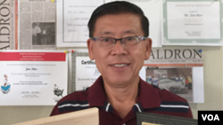 ທ່ານຈິມມີ ເຊີຣ ນັກອາສາສະໝັກອາເມຣິກັນເຊື້ອສາຍລາວ ທີ່ໄດ້ຮັບໃບຍ່້ອງຍໍສັນລະສີນ ເຕັມຝາເຮືອນ.