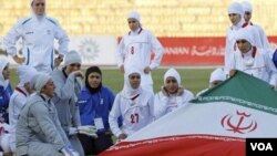 FIFA melarang tim puteri Iran bertanding dengan mengenakan jilbab dalam pertandingan kualifikasi olimpiade 2012, Jumat (3/6).