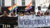 Activistas de la comunidad LGBTI protestan frente al edificio del Ministerio Público. Un total de 33 hombres fueron detenidos durante una fiesta en un club privado para la comunidad LGBTI en Valencia, Estado Carabobo. (Foto de Magda Gibelli / AFP)