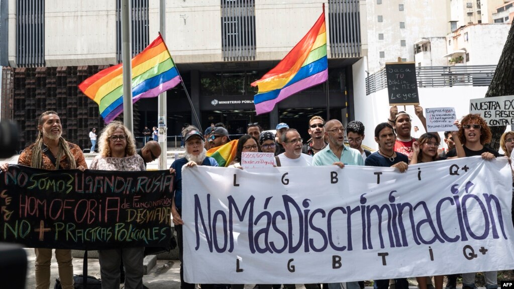 Activistas de la comunidad LGBTI protestan frente al edificio del Ministerio Público. Un total de 33 hombres fueron detenidos durante una fiesta en un club privado para la comunidad LGBTI en Valencia, Estado Carabobo. (Foto de Magda Gibelli / AFP)