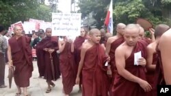 Ratusan warga Buddha berhaluan keras hari Minggu (22/10) berunjuk rasa untuk mendesak pemerintah Myanmar agar tidak memulangkan hampir 600 ribu warga minoritas Muslim Rohingya.