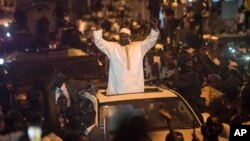 Le président gambien Adama Barrow applaudi par une foule à son arrivée à Serreunda, à son retour en Gambie, 26 janvier 2017.