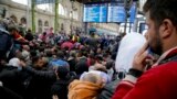 تاخیر قطارها، صدها پناهجو را در ایستگاه قطار بوداپست سرگردان کرده است.&nbsp;