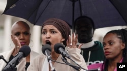 Ilhan Omar, članica Predstavničkog doma, govori na konferenciji za novinare pozivajući na prekid vatre u Izraelu i Gazi, na Kapitol hilu, 20. oktobra 2023. (Foto: AP/Mariam Zuhaib)