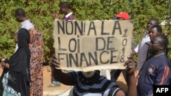 Des manifestants lors d'une marche contre la loi de finances à Niamey le 14 janvier 2018.