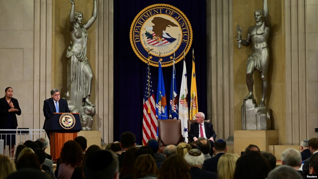 Jaksa Agung AS William Barr bersama wakil Jaksa Agung AS Jeffrey A. Rosen membacakan kata sambutan dalam pembukaan konferensi anti-semitisme di Departemen Kehakiman, di Washington, 15 Juli 2019. 